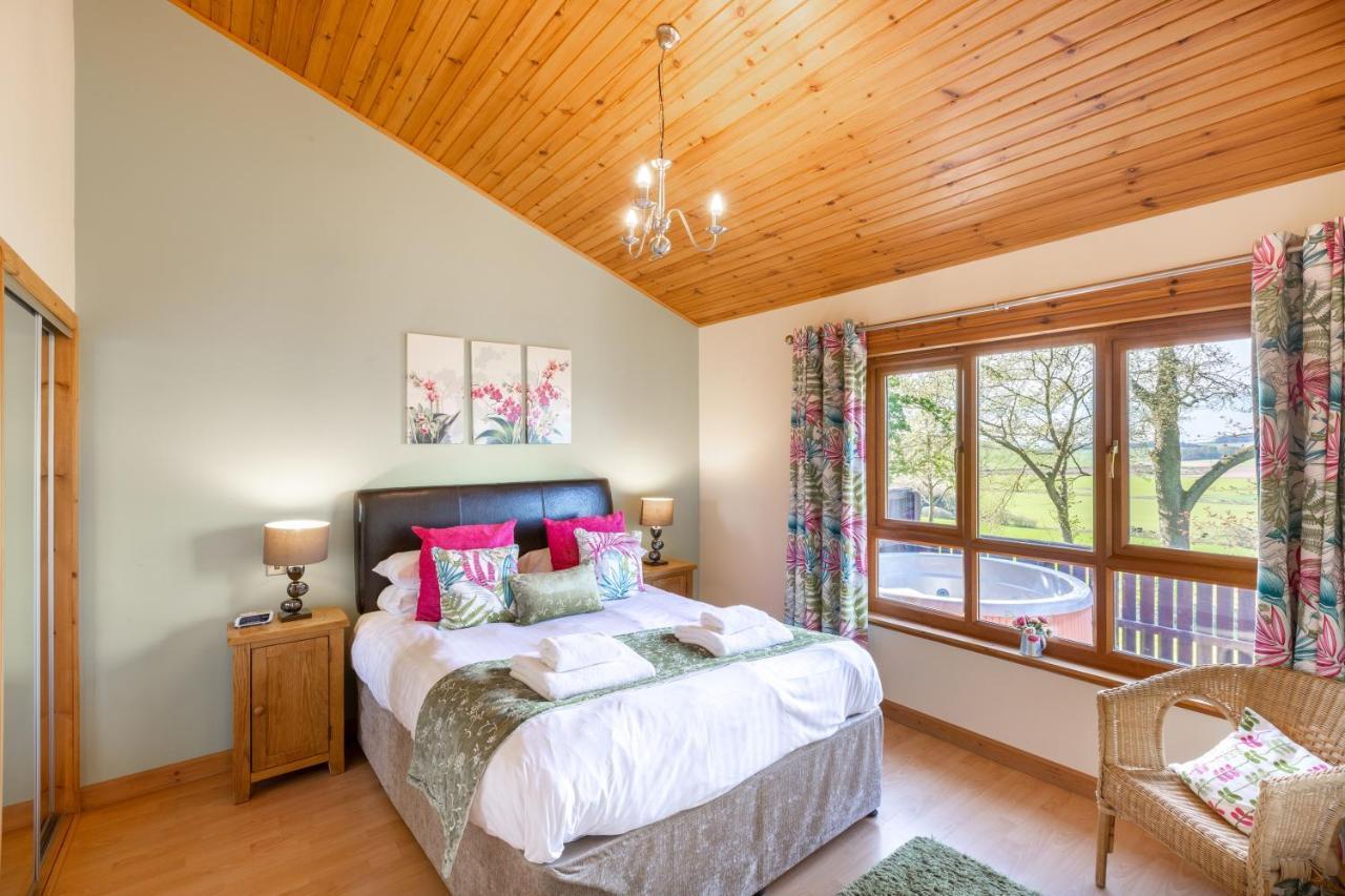 Douglas Fir Lodge With Hot Tub Near Cupar Fife Luthrie Exterior foto
